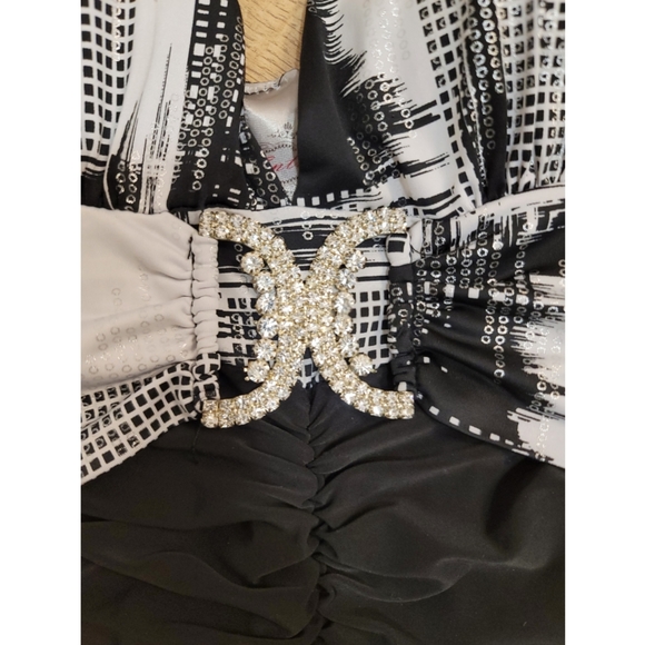 Entry dress size medium - Picture 2 of 7